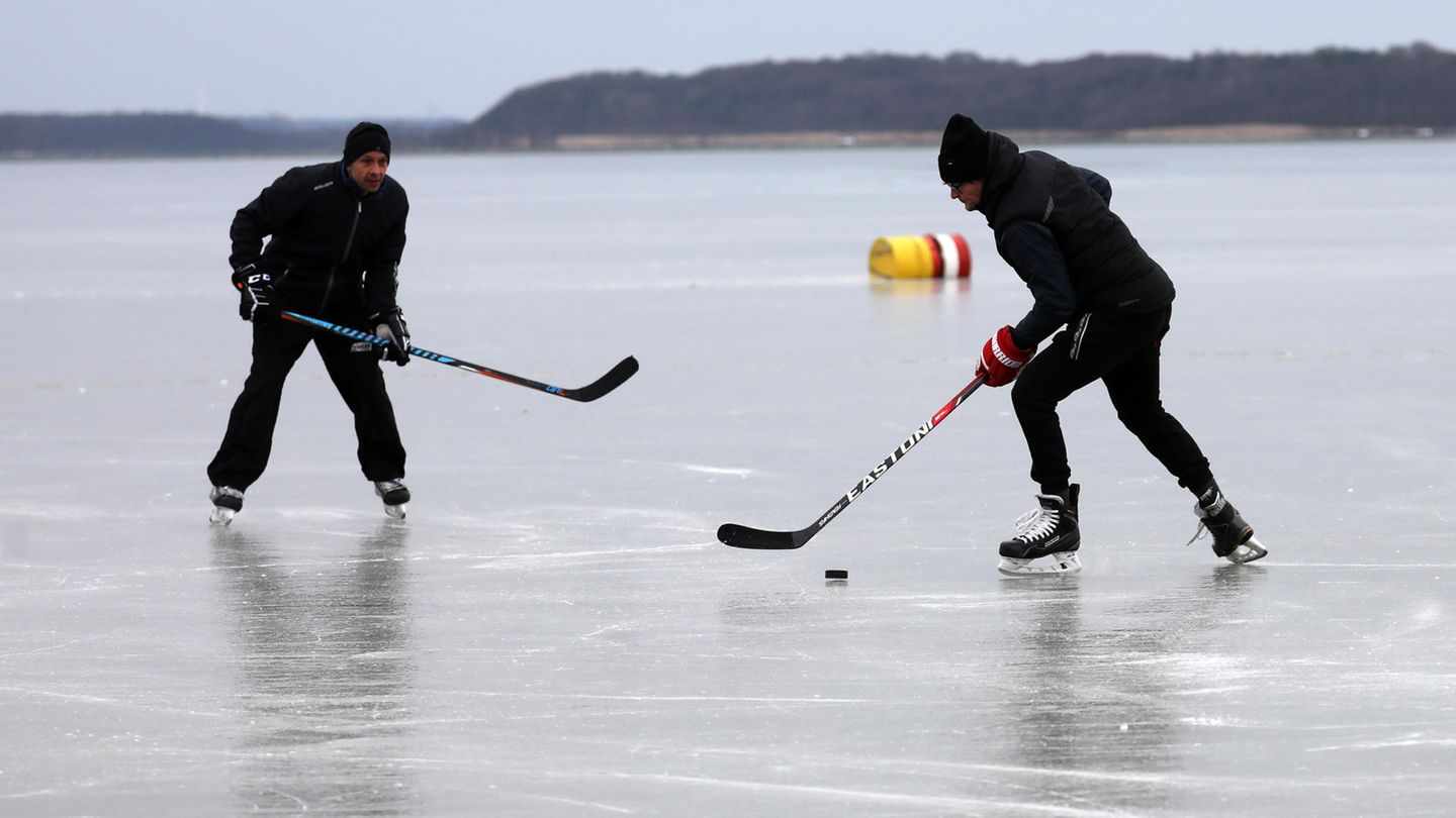 Eishockeyspieler auf dem Kölpinsee: Der außergewöhnlich flache See friert als einer der ersten der Mecklenburgischen Seenplatte zu.