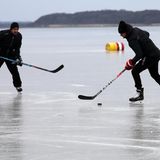 Eishockeyspieler auf dem Kölpinsee: Der außergewöhnlich flache See friert als einer der ersten der Mecklenburgischen Seenplatte zu.