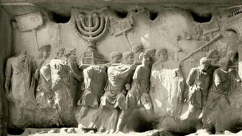 Der Kaiser Titus plünderte den Tempelschatz in Jerusalem.