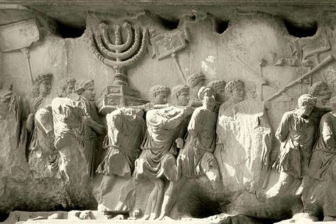 Der Kaiser Titus plünderte den Tempelschatz in Jerusalem.