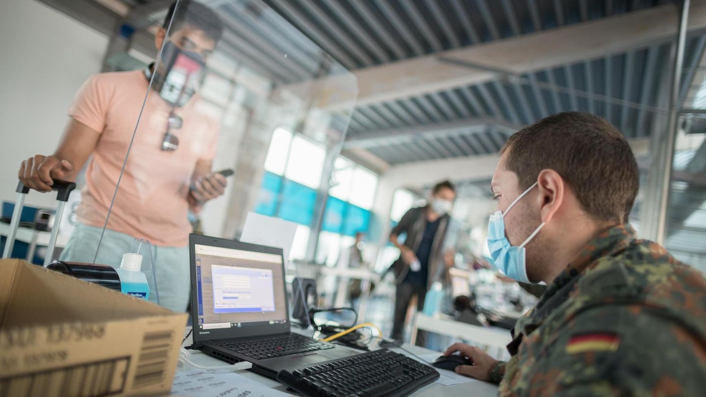 In Berlin: Bundeswehrsoldaten testen ­ankommende Reisende auf Covid-19