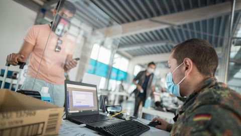 In Berlin: Bundeswehrsoldaten testen ­ankommende Reisende auf Covid-19