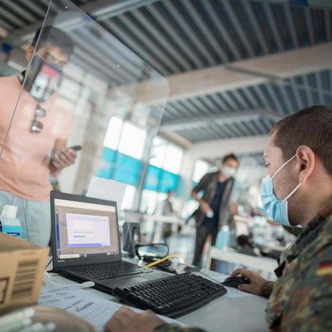 In Berlin: Bundeswehrsoldaten testen ­ankommende Reisende auf Covid-19