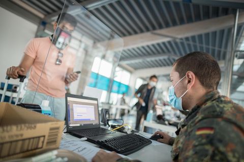 In Berlin: Bundeswehrsoldaten testen ­ankommende Reisende auf Covid-19