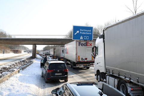 Der Verkehr staut sich auf der B66, einer Zufahrt zur Autobahn A2, Richtung Bielefeld Ost