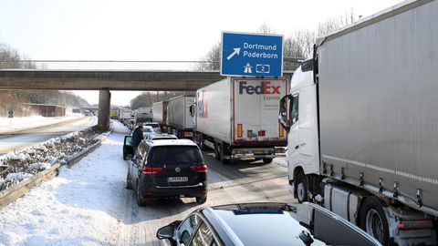 Der Verkehr staut sich auf der B66, einer Zufahrt zur Autobahn A2, Richtung Bielefeld Ost
