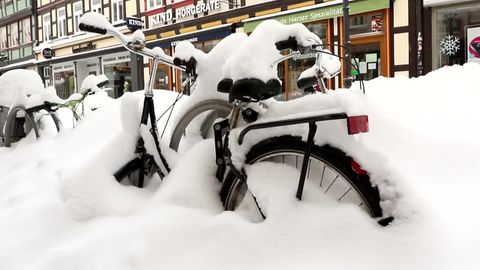 Fahrrad steckt im Schnee fest