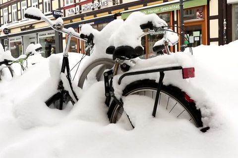 Fahrrad steckt im Schnee fest