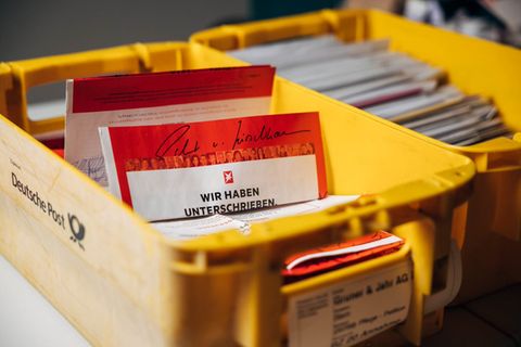 Pflege-Petition: Postkisten mit Unterschriftenlisten