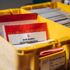 Pflege-Petition: Postkisten mit Unterschriftenlisten