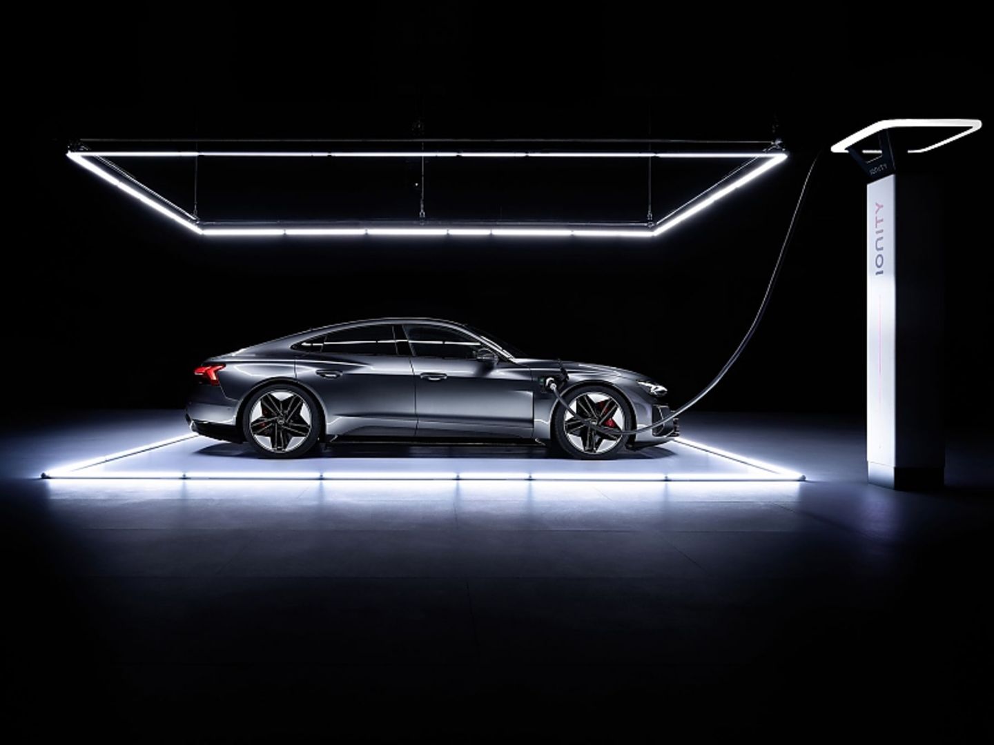 Auch der Audi e-tron GT lädt mit bis zu 270 kW
