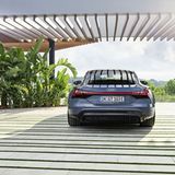 Aufgrund der "Taycan-Fußgaragen" haben hinten auch große Menschen Platz