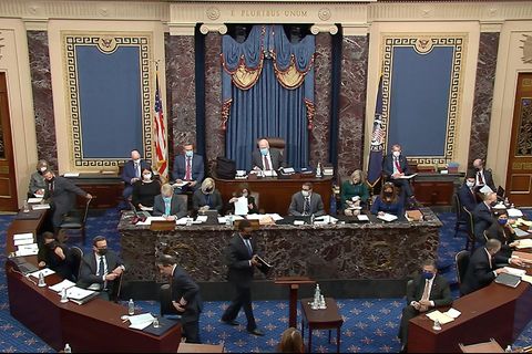 Joe Neguse, Anklagevertreter des US-Repräsentantenhauses, geht zum Rednerpult