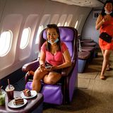 So viel an Freiraum um einen Sessel gab es nicht einmal in der First Class bei Thai Airways.