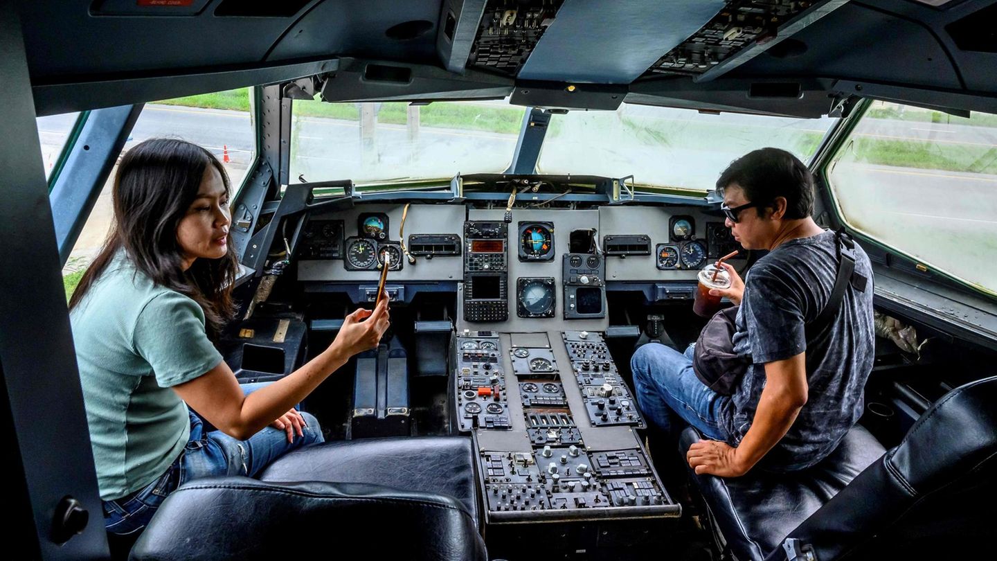 Für viele der Lieblingsplatz: Posen für ein Erinnerungsfoto im Cockpit.