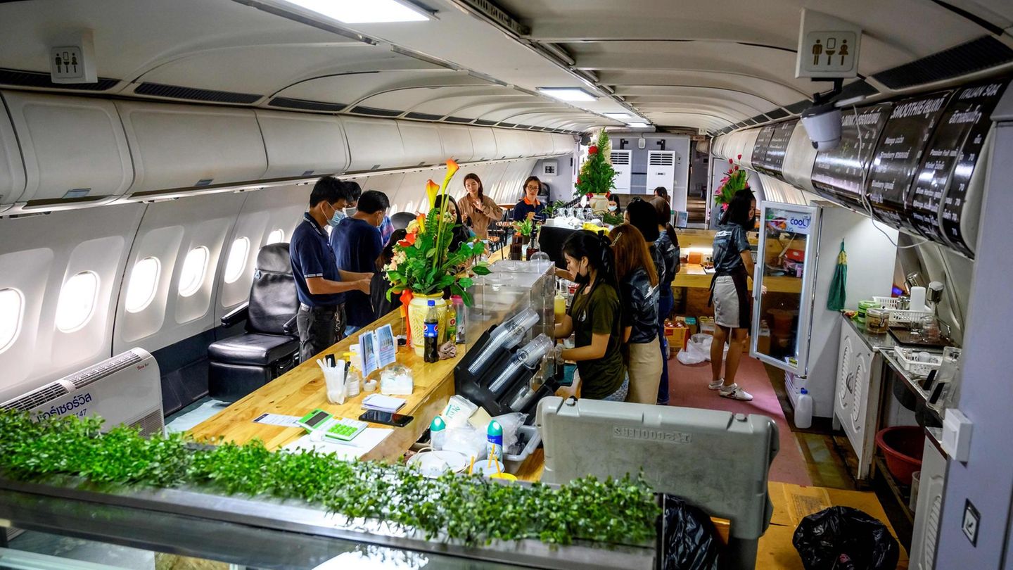 Aus der kleinen Flugzeug-Galley wurde eine richtige Restaurant-Küche. Über das Speisen- und Getränkeangebot informieren die Aufkleber auf den Gepäckfächern oben rechts.