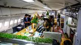Aus der kleinen Flugzeug-Galley wurde eine richtige Restaurant-Küche. Über das Speisen- und Getränkeangebot informieren die Aufkleber auf den Gepäckfächern oben rechts.