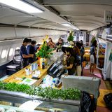 Aus der kleinen Flugzeug-Galley wurde eine richtige Restaurant-Küche. Über das Speisen- und Getränkeangebot informieren die Aufkleber auf den Gepäckfächern oben rechts.