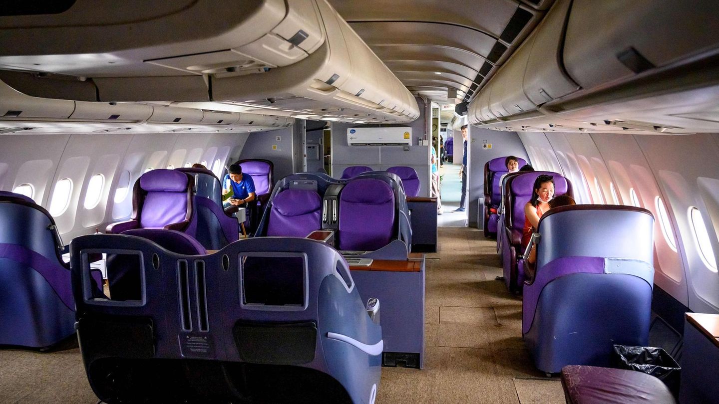 Blick in den vorderen Teil mit der Business Class: Für das Café wurde alles viel großzügiger bestuhlt.