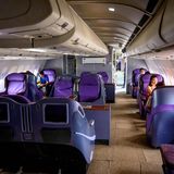 Blick in den vorderen Teil mit der Business Class: Für das Café wurde alles viel großzügiger bestuhlt.