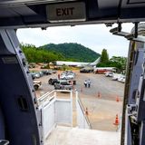 Nach 60 Minuten heißt es: wieder von Bord gehen. Aber in der Nachbarschaft ist ein weiterer Jet eingeparkt.