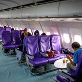 In den violetten Dreier-Reihen aus der Economy Class nehmen die Café-Besucher nun gegenübersitzend Platz – auf Abstand auch wegen Corona.