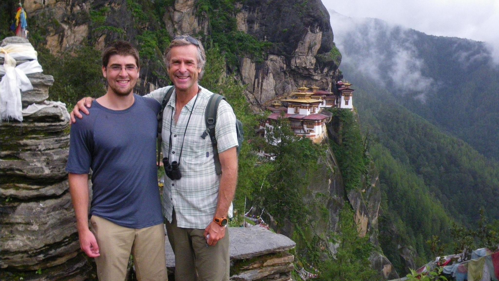 Cody und Roman Dial vor Taktsang-Kloster in Bhutan