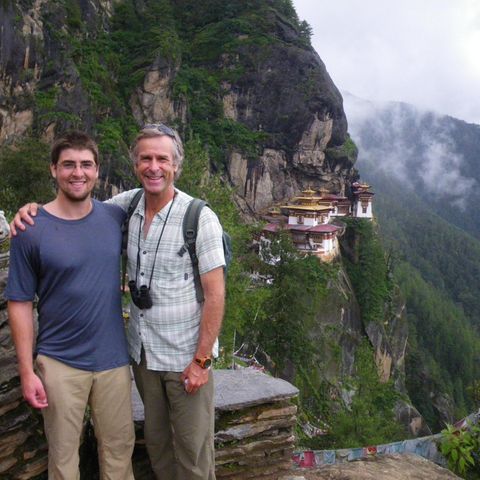 Cody und Roman Dial vor Taktsang-Kloster in Bhutan
