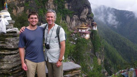 Cody und Roman Dial vor Taktsang-Kloster in Bhutan