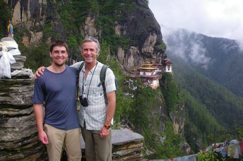 Cody und Roman Dial vor Taktsang-Kloster in Bhutan