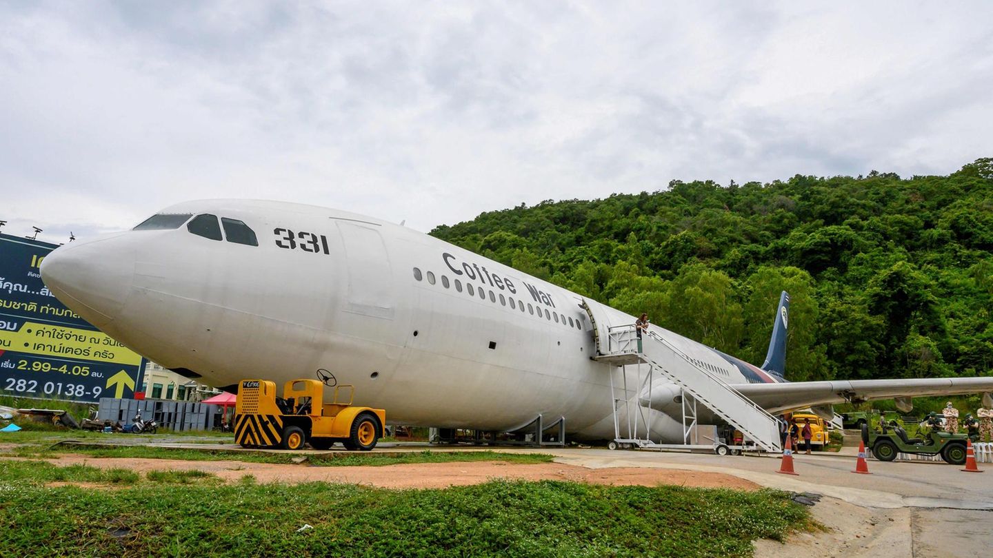  Bild 1 von 10 der Fotostrecke zum Klicken:  Dieser ausrangierte Airbus A330 hat keine Not- und Bauchlandung am Rande eines Waldes gemacht, sondern wurde zur Landstraße Nr. 331 in Plutaluang geschleppt.