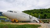  Bild 1 von 10 der Fotostrecke zum Klicken:  Dieser ausrangierte Airbus A330 hat keine Not- und Bauchlandung am Rande eines Waldes gemacht, sondern wurde zur Landstraße Nr. 331 in Plutaluang geschleppt.