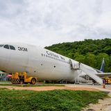  Bild 1 von 10 der Fotostrecke zum Klicken:  Dieser ausrangierte Airbus A330 hat keine Not- und Bauchlandung am Rande eines Waldes gemacht, sondern wurde zur Landstraße Nr. 331 in Plutaluang geschleppt.