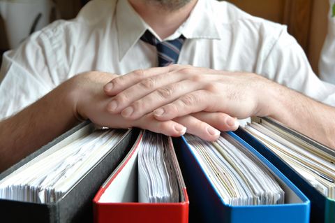Gehalt, Altersvorsorge, Krankenkasse: Beamte gegen Angestellte – verdienen Staatsdiener wirklich mehr?
