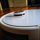 Unter der Kuppel sitzt das Lidar-Radar - das sollte man dann und wann mit einem Pinsel reinigen.