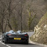 Der McLaren Elva klebt förmlich auf der Straße