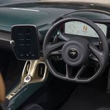 Das Cockpit ist neu und bewegt sich mit dem Lenkrad