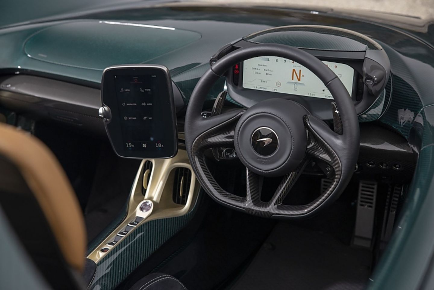 Das Cockpit ist neu und bewegt sich mit dem Lenkrad