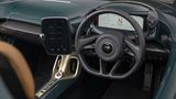 Das Cockpit ist neu und bewegt sich mit dem Lenkrad