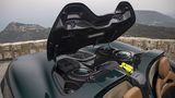 Die Helme werden hinter dem Fahrer verstaut