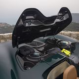 Die Helme werden hinter dem Fahrer verstaut