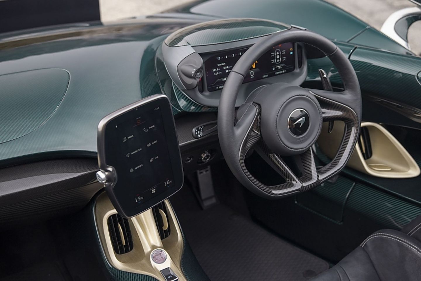 Links und rechts neben dem Cockpit stellt man die Traktion und den Antriebsstrang scharf