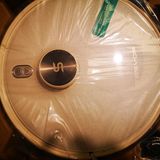 In der Verpackung finden sich ein zusätzlicher Set von Rundbürsten, Filter und Vlies. Zusätzlich gibt es eine Fernbedienung.