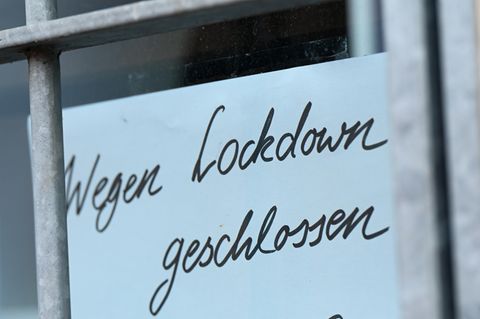 Handschriftliches Schild mit Aufschrift Wegen Lockdown geschlossen
