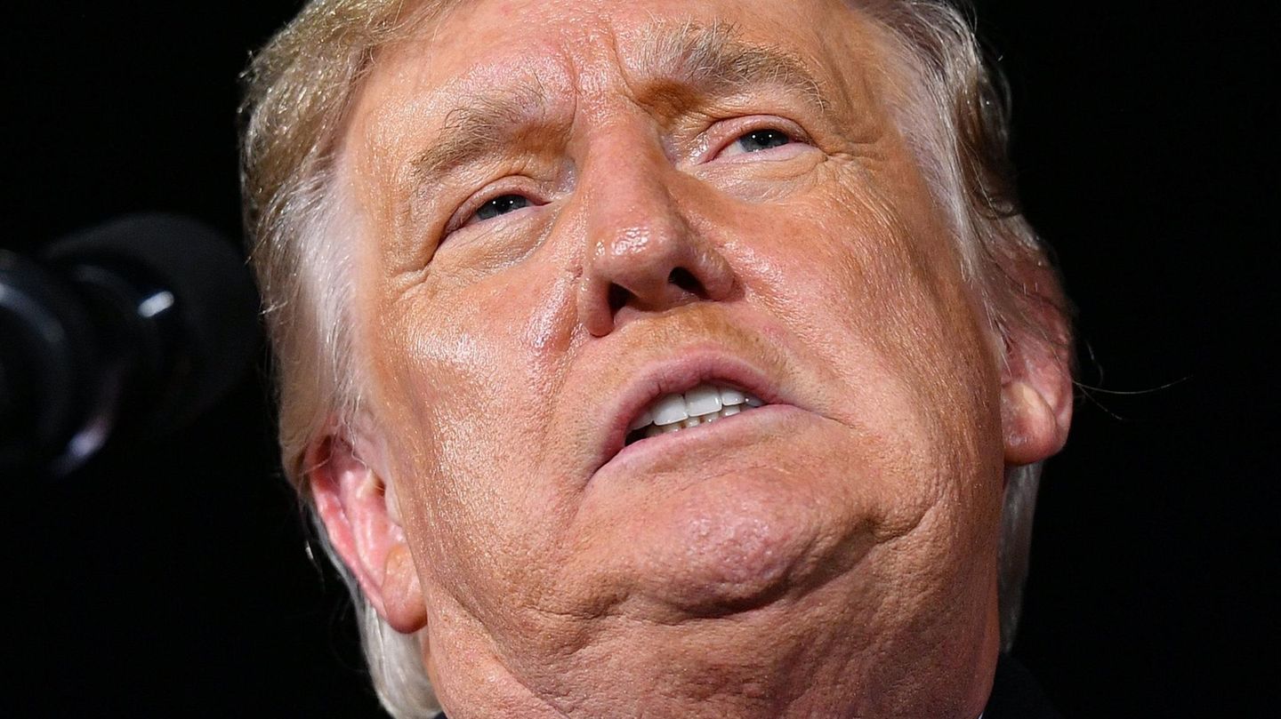 Donald Trump soll am TV außer sich gewesen sein, während er die Verteidigungsrede seiner Anwälte vor dem Senat verfolgte