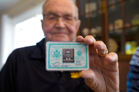 Paul Grisham hält seinen Navy-Ausweis von 1968 in seinem Haus in San Diego am 3. Februar 2021