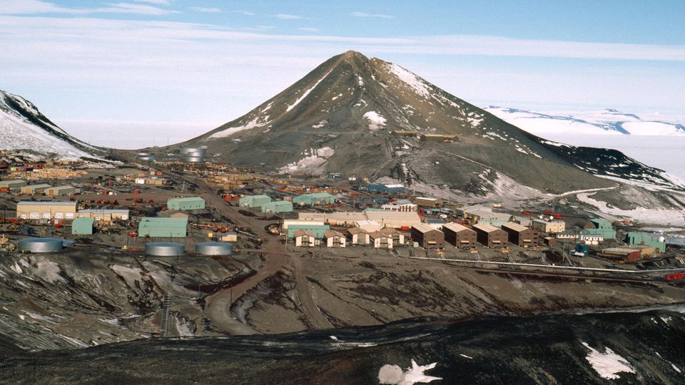 Die McMurdo Station auf der Ross-Insel in der Antarktis Die McMurdo Station auf der Ross-Insel in der Antarktis