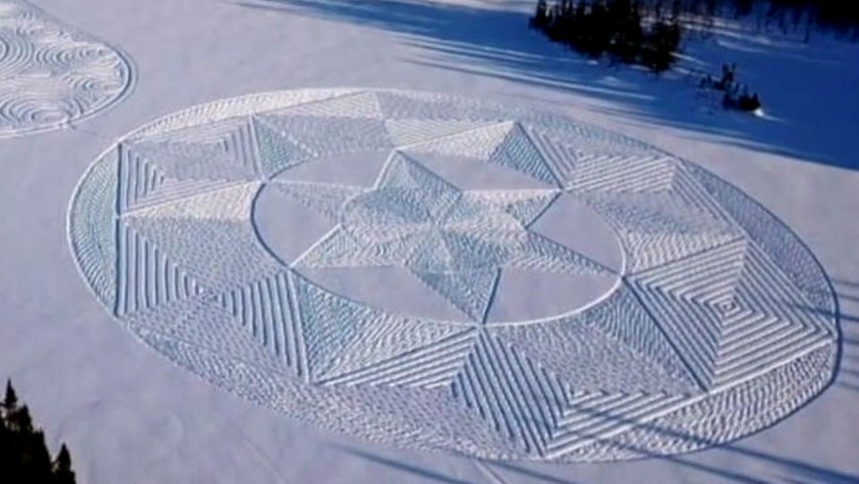 Kanadier läuft geometrische Formen im Schnee – das Ergebnis ist wunderschön Kanadier läuft geometrische Formen im Schnee – das Ergebnis ist wunderschön