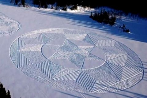Kanadier läuft geometrische Formen im Schnee – das Ergebnis ist wunderschön
