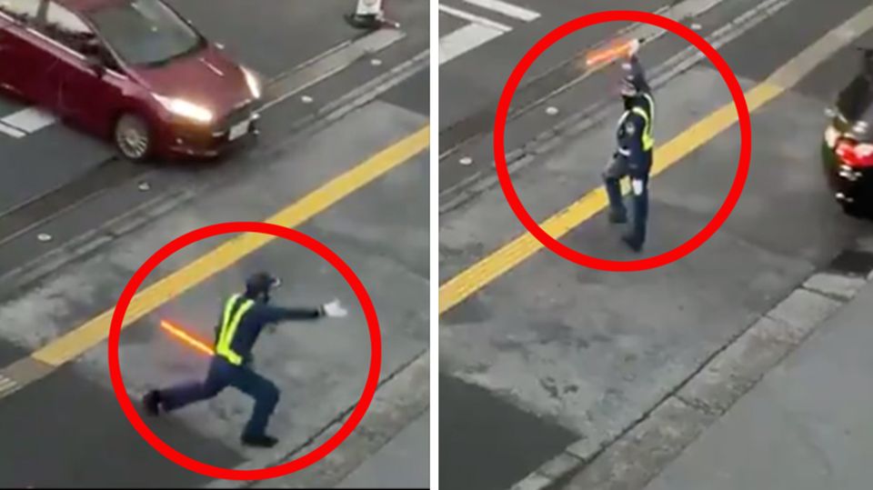 Verkehrspolizist Japan Tanz Ein zweigeteiltes Bild zeigt einen japanischen Verkehrspolizisten, der mit einem Leuchtstab auf der Straße zwei Tanzposen zeigt